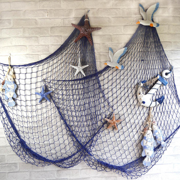 Filet decoratif de poissons de style mediterraneen avec les murs accrochant le decor a la maison de salon