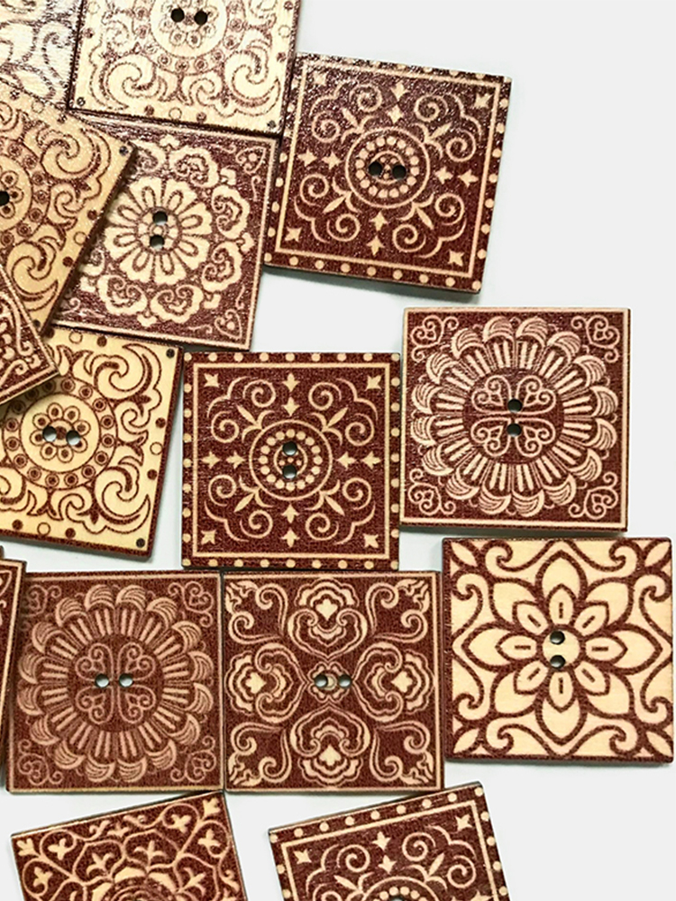 50 Stück hölzerne Retro Musterknöpfe quadratischer Chip europäisches dekoratives Zubehör DIY handgemachte Knöpfe