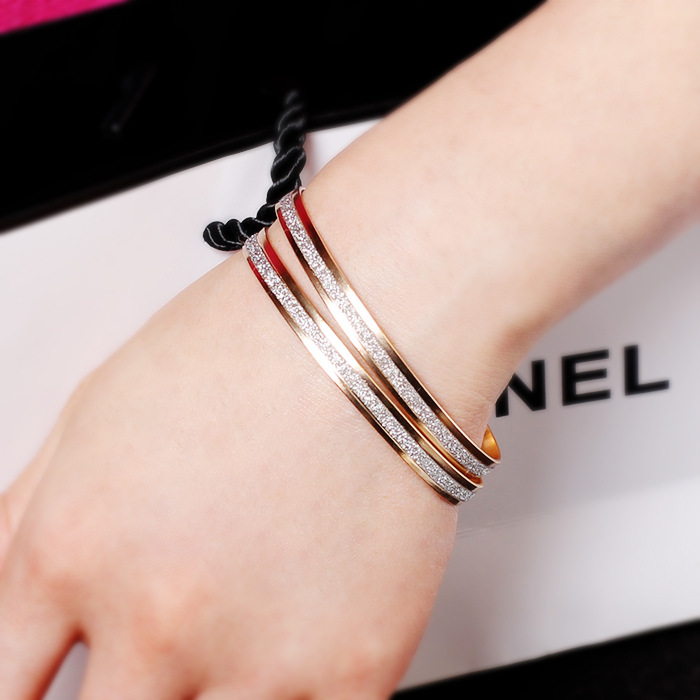Bracelet a la mode avec un seul bracelet en argent or givre Bracelet manchette avec accessoires pour femmes