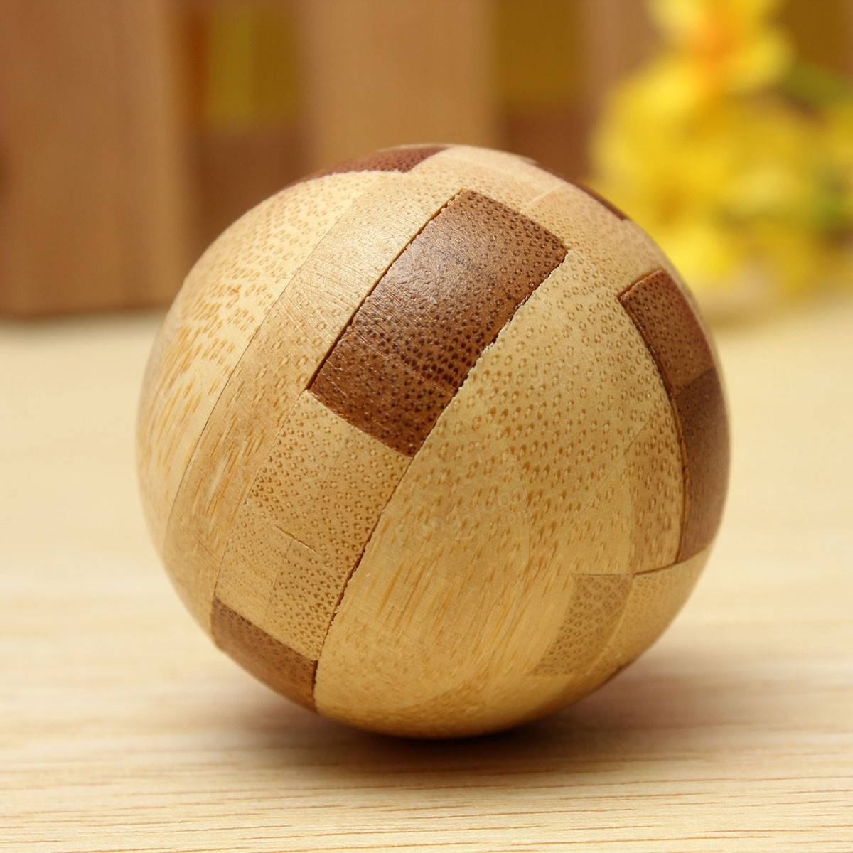 Деревянный шарик в керосине. Шар деревянный. Мяч из дерева. Шарики из дерева. Головоломка деревянный шар.